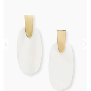 Kendra Scott drop earrings in white Pearl
